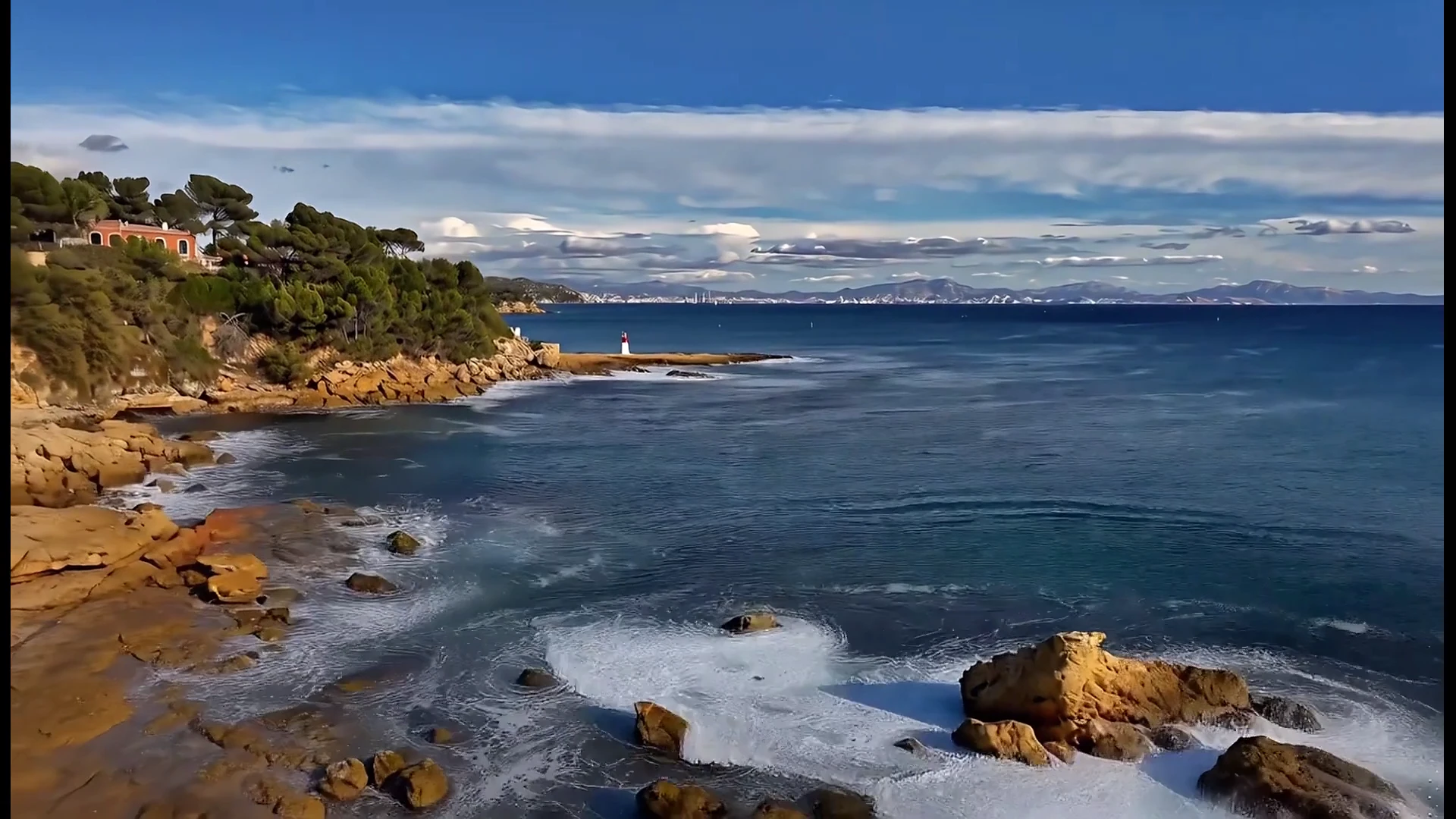 Une baie méditerranéenne au soleil couchant